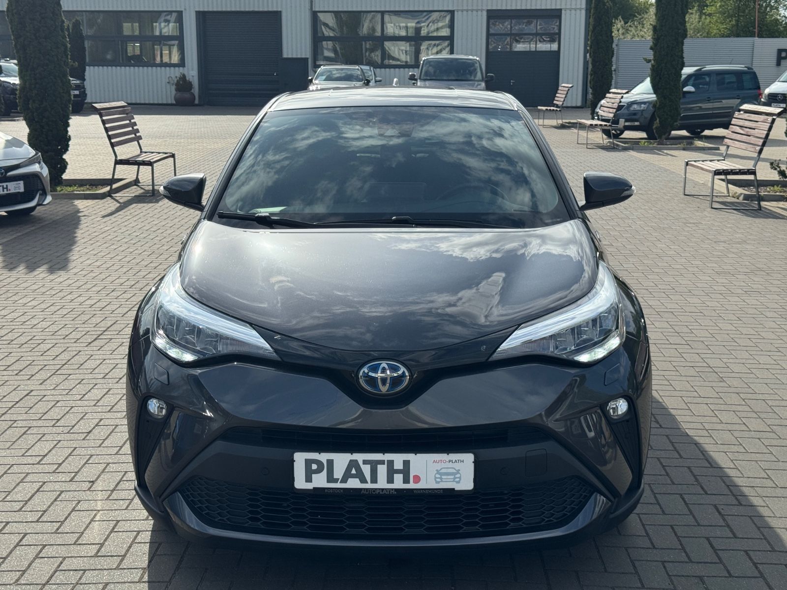 Toyota C-HR Hybrid Style - Samsaru's Car Outlet
