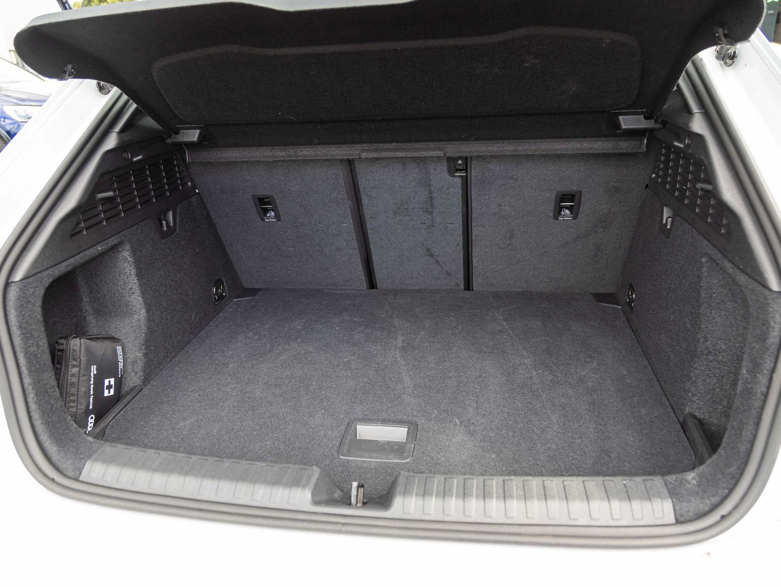 Audi A3 Sportback advanced 30TFSI Stronic LED GRA AHK