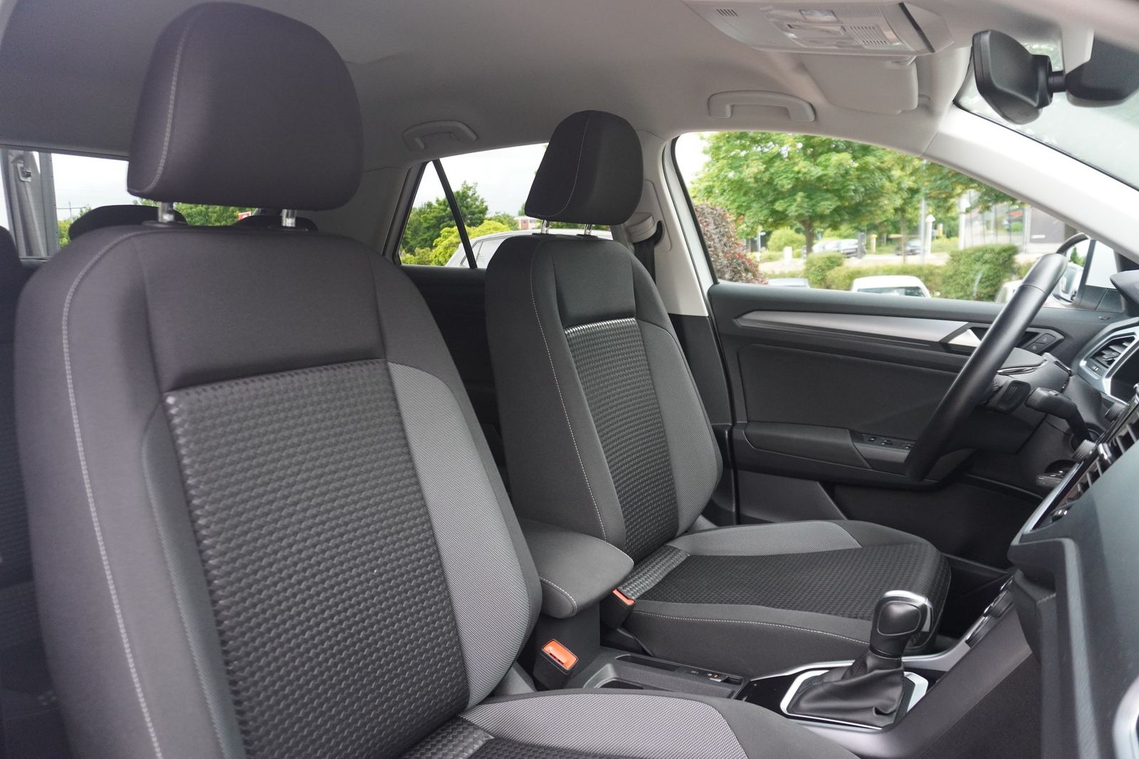 Volkswagen T-Roc 1.5 TSI Active - Samsaru's Car Outlet