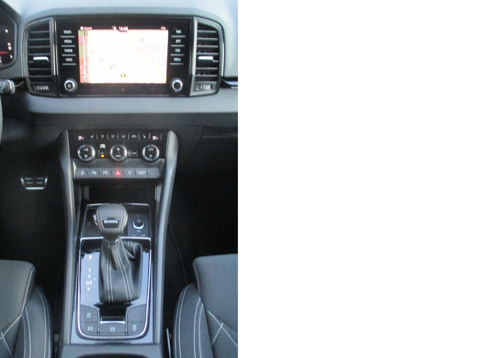 Skoda Karoq Sportline1,5TSI DSG Nav/ 360*/ AHK/ Side/