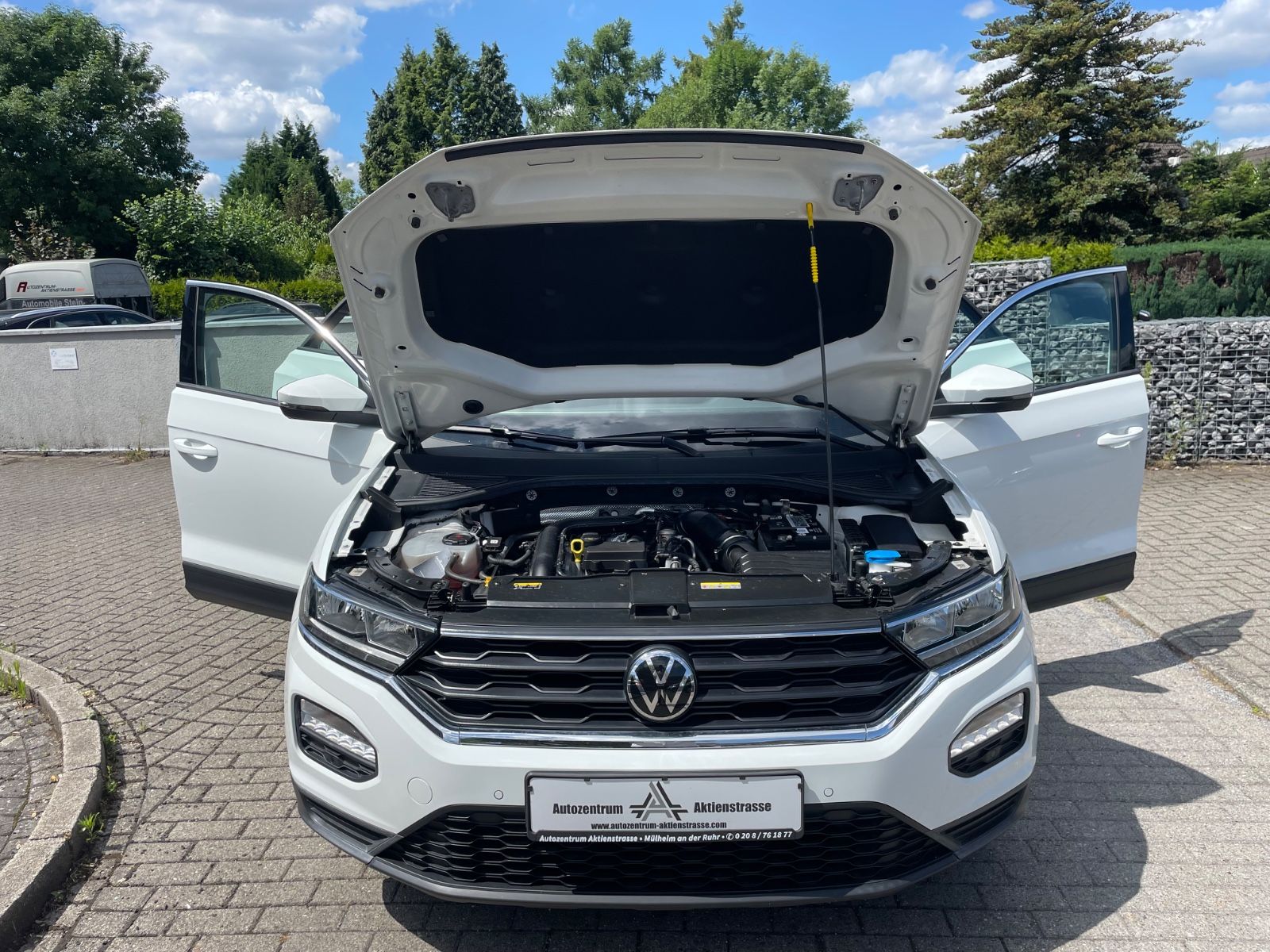 Volkswagen T-Roc - Samsaru's Car Outlet