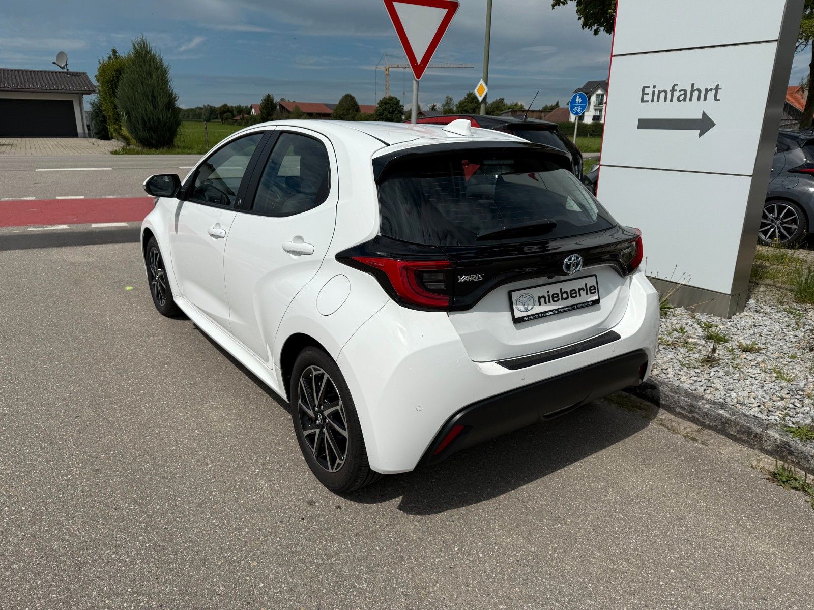 Toyota Yaris Hybrid Team D mit Technik Paket *LED*
