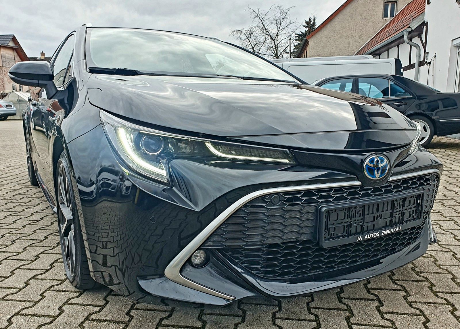 Toyota Corolla Touring Sports 2.0 Hybrid Lounge - Samsaru's Car Outlet