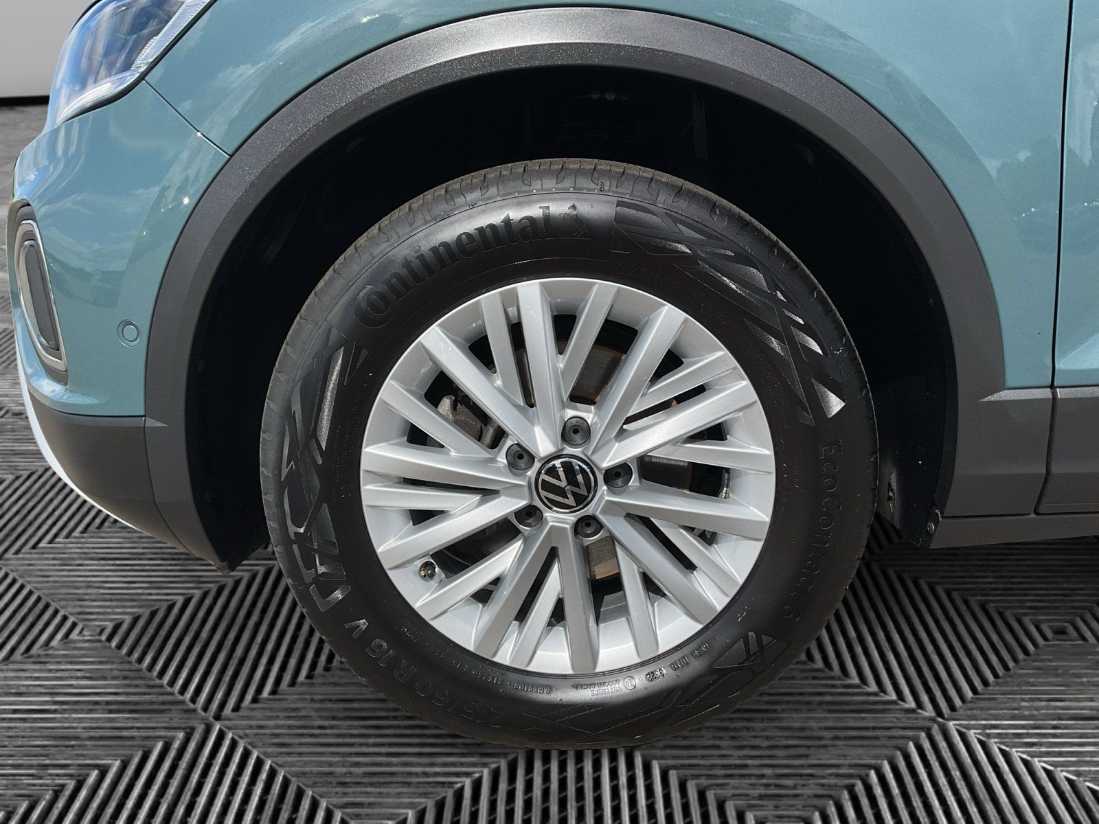 Volkswagen T-Roc 1.0 TSI Life - Samsaru's Car Outlet