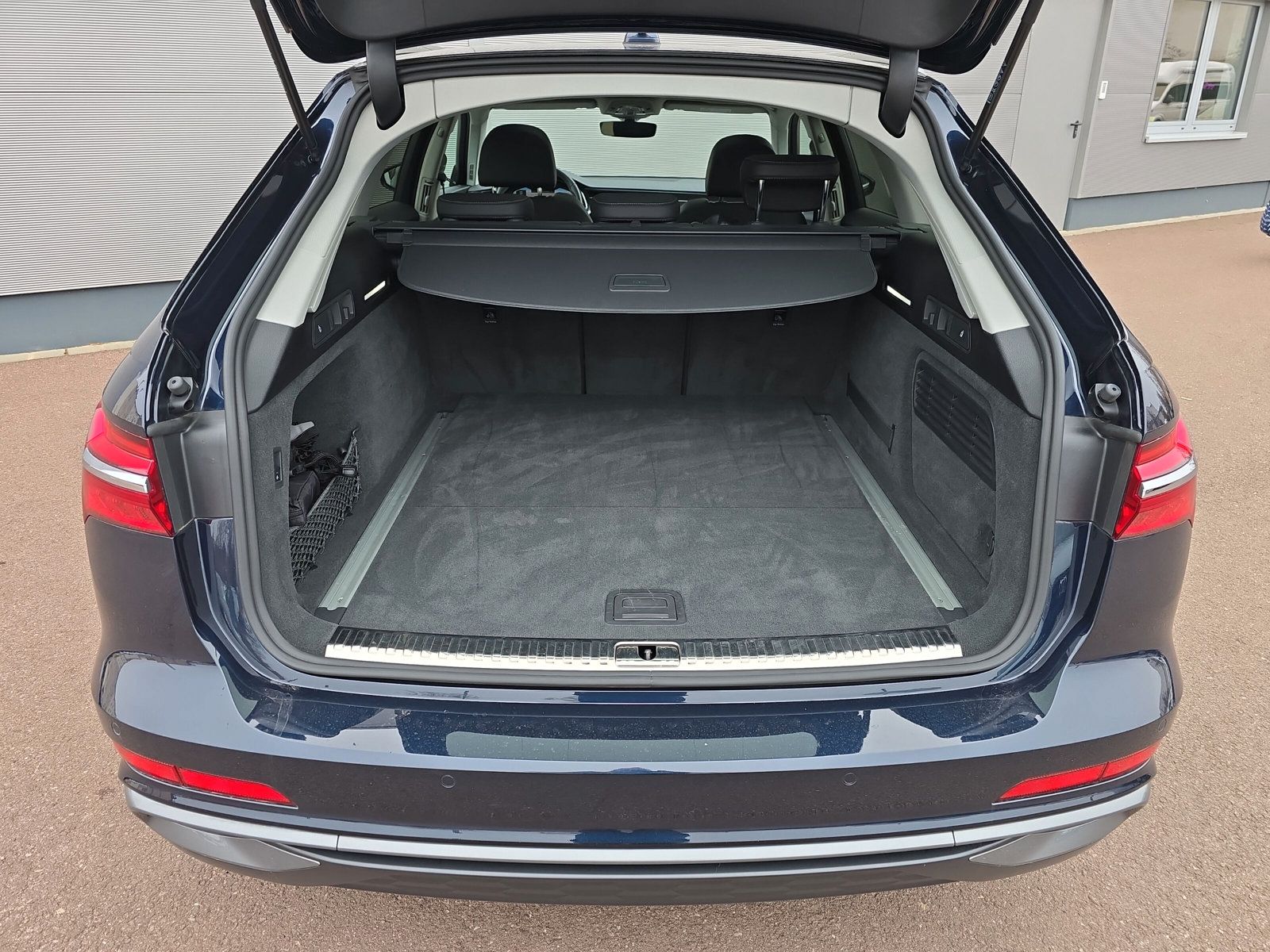 Audi A6 Avant 45 TFSI qu S line - Samsaru's Car Outlet