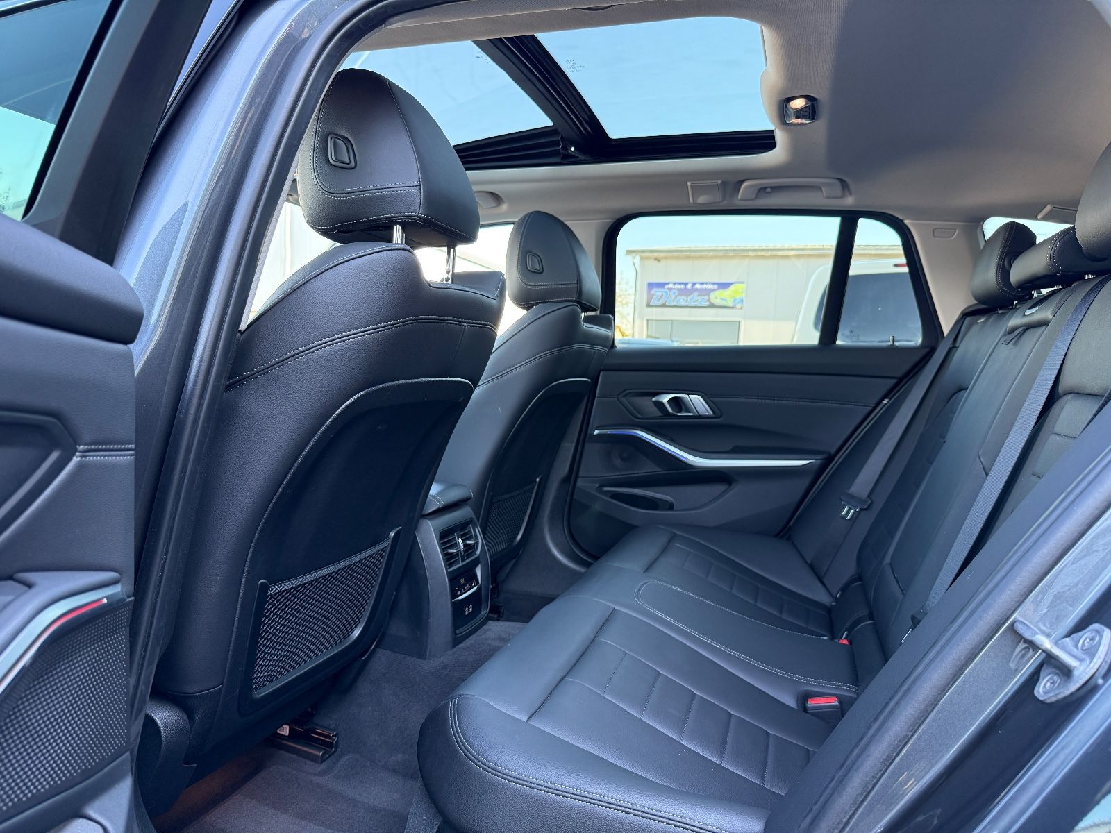 BMW 320 d xDrive LUXURY - Samsaru's Car Outlet