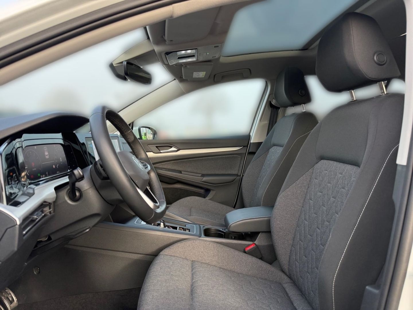 Volkswagen Golf 8 VIII Move 1.5 eTSI - Samsaru's Car Outlet