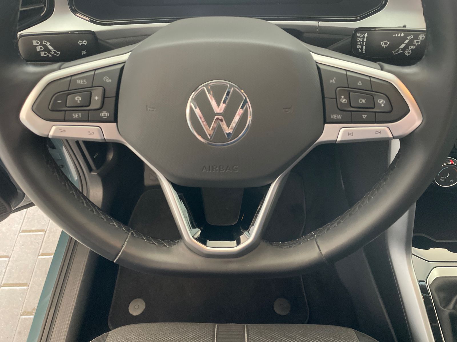 Volkswagen T-Roc Life 1.0 TSI - Samsaru's Car Outlet