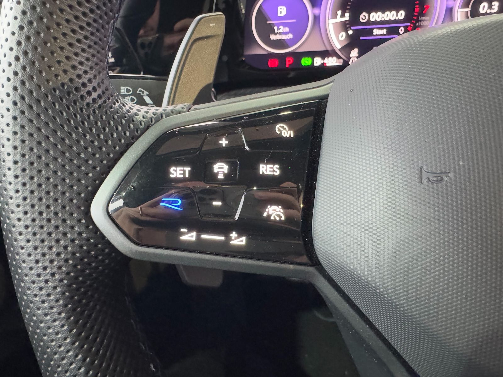 Volkswagen Golf VIII R 2.0 TSI DSG - Samsaru's Car Outlet