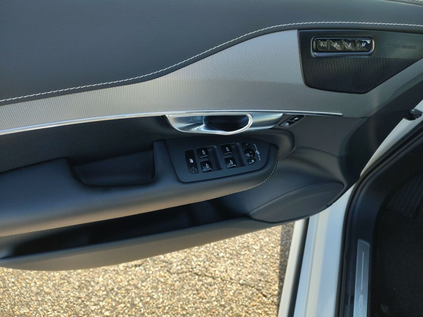 Volvo XC90 R Design Plug-In AWD 7-Sitzer AHK ACC Pano