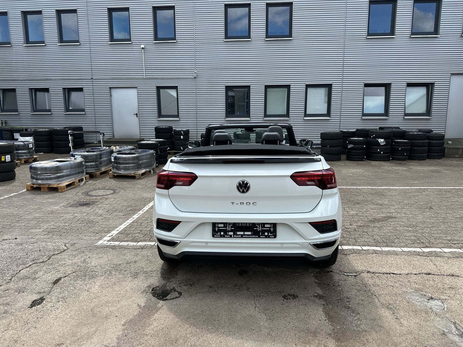 Volkswagen T-Roc R-Line - Samsaru's Car Outlet