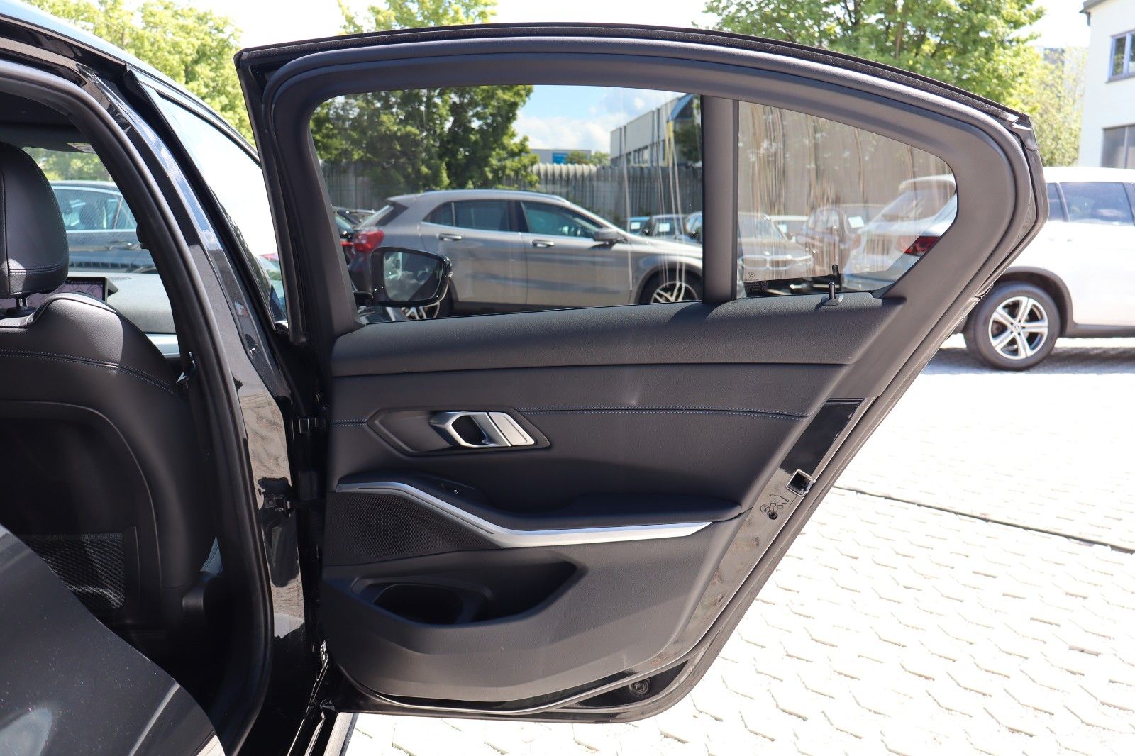 BMW 3 Lim. 320 d xDrive M Sport - Samsaru's Car Outlet