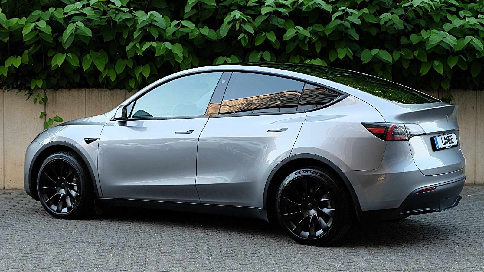 Tesla Model Y Long Range Dual AWD