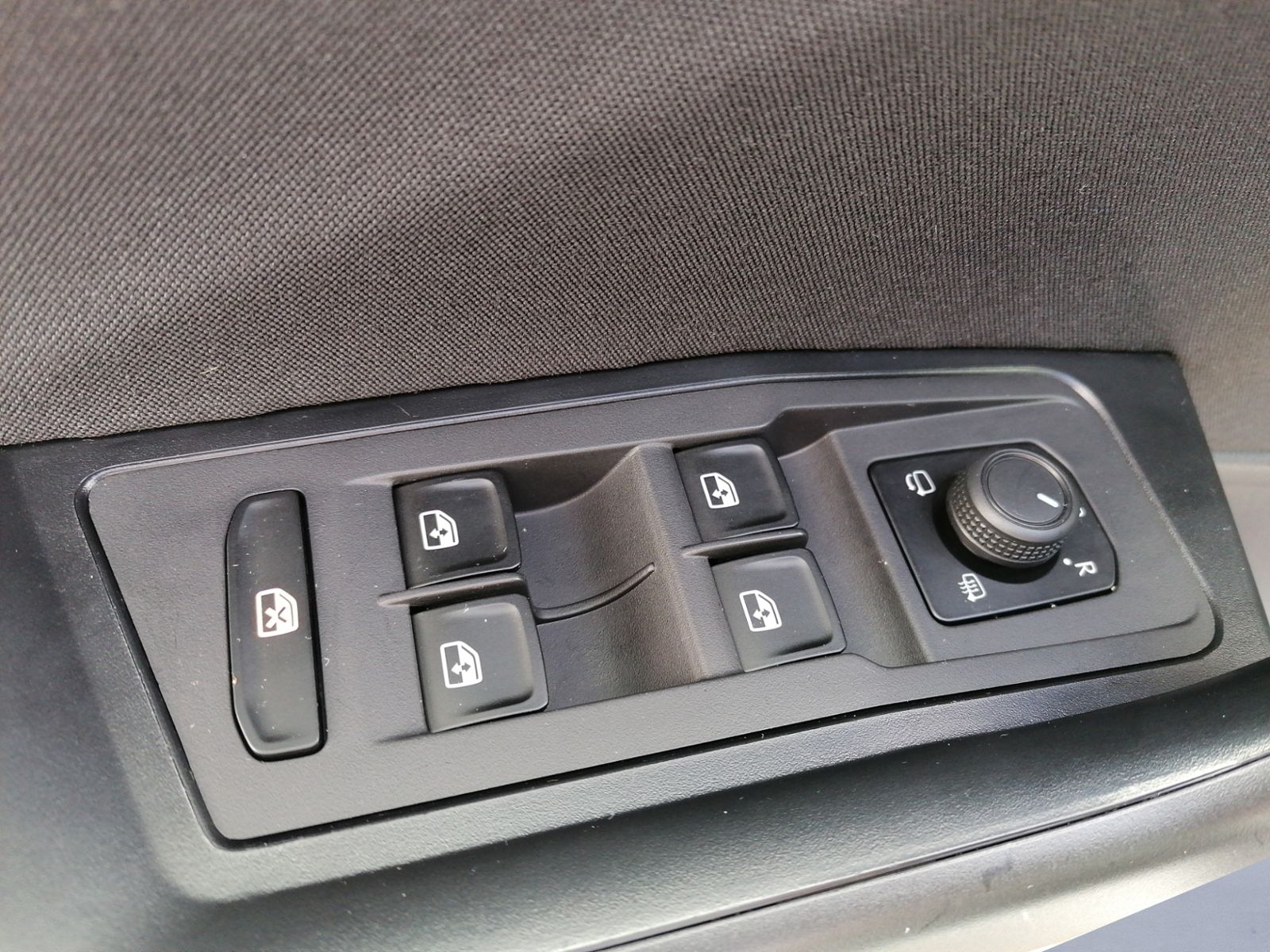 Volkswagen T-Roc 1.0 TSI Life - Samsaru's Car Outlet