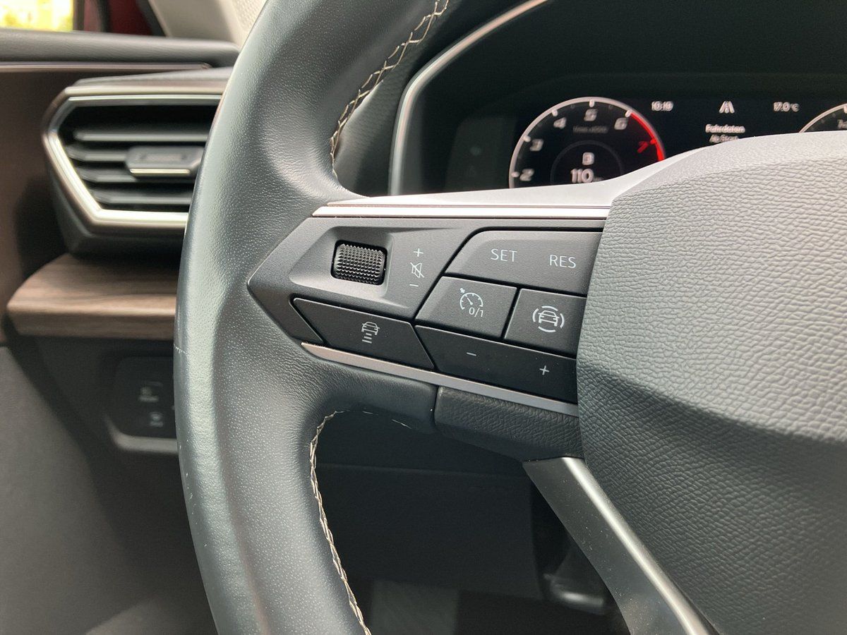 Seat Leon SPORTSTOURER XCELLENCE 1.5 eTSI DSG PANO