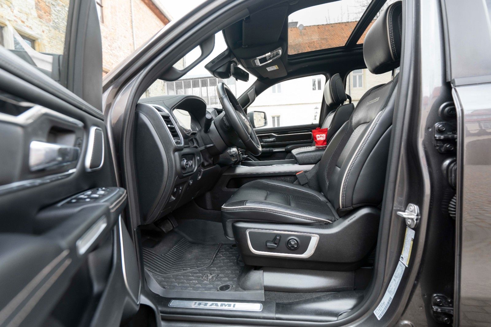 Dodge RAM 5,7L Laramie CC 4X4 360° LED CARPLAY LPG AHK