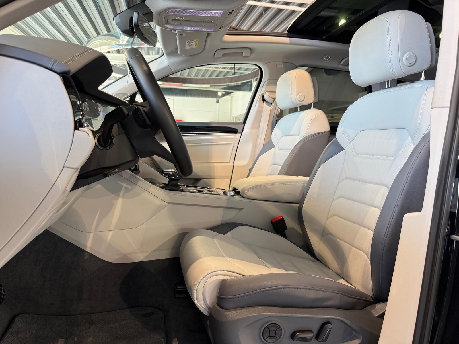 Volkswagen Touareg Elegance 4Motion eHybrid - Samsaru's Car Outlet
