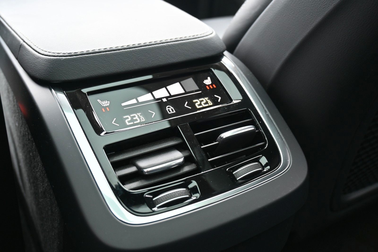 Volvo B5 AWD Ultimate Dark *HUD*B&W*LUFT*MASS*AHK*