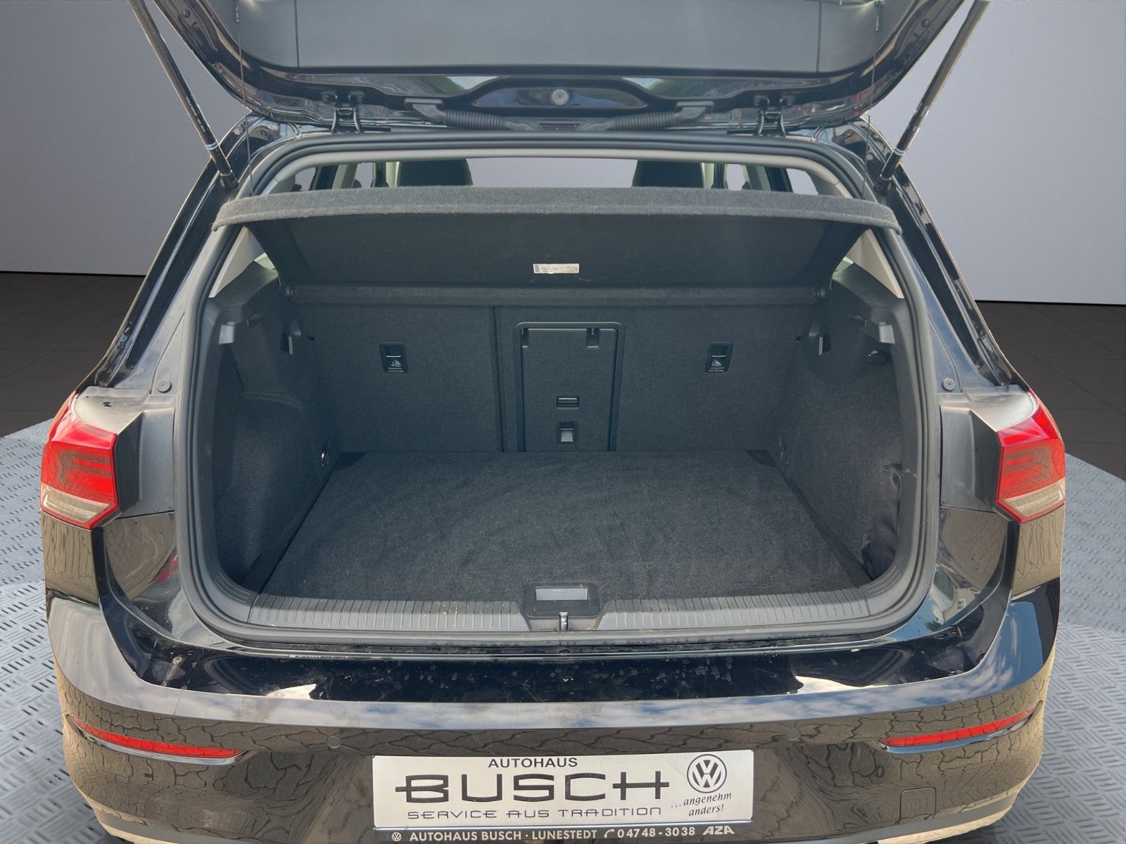 Volkswagen Golf VIII Life 1.5 TSI - Samsaru's Car Outlet