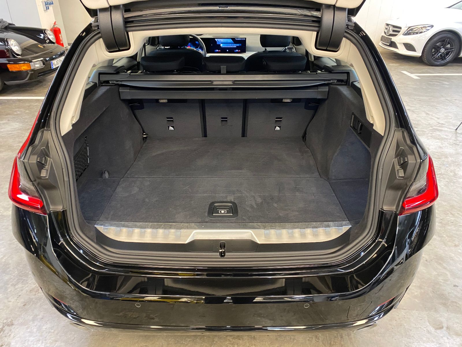 BMW 330e Touring - Samsaru's Car Outlet