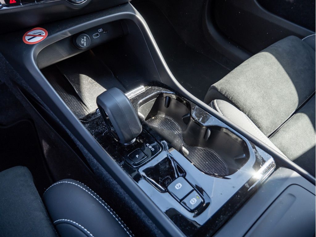 Volvo XC40 2.0 Plus Dark - Samsaru's Car Outlet