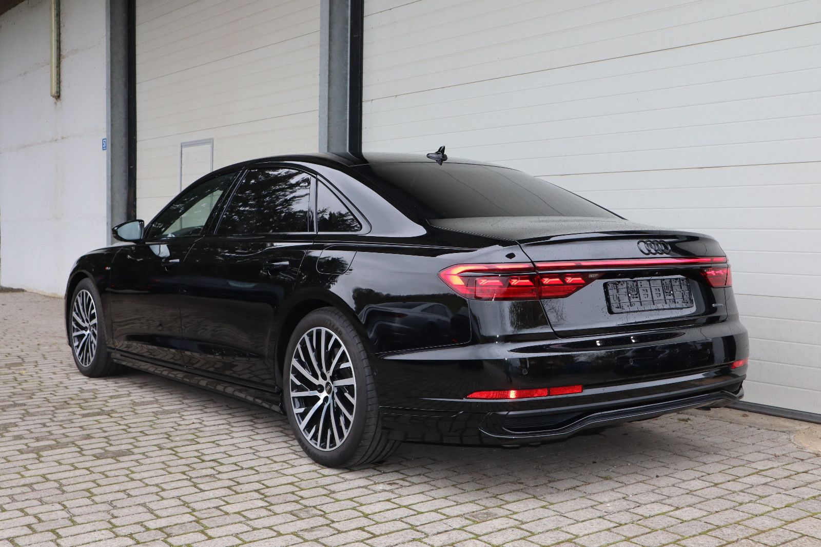 Audi A8L 60 TFSIe lang S-Line - Samsaru's Car Outlet