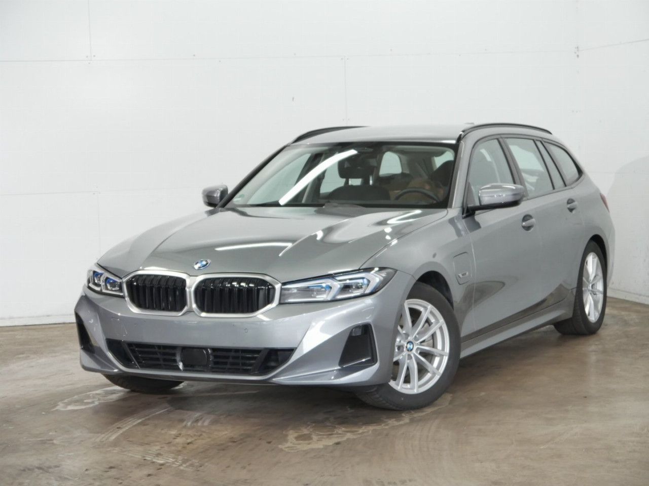 BMW 330 Touring Plug-in Hybrid - Samsaru's Car Outlet