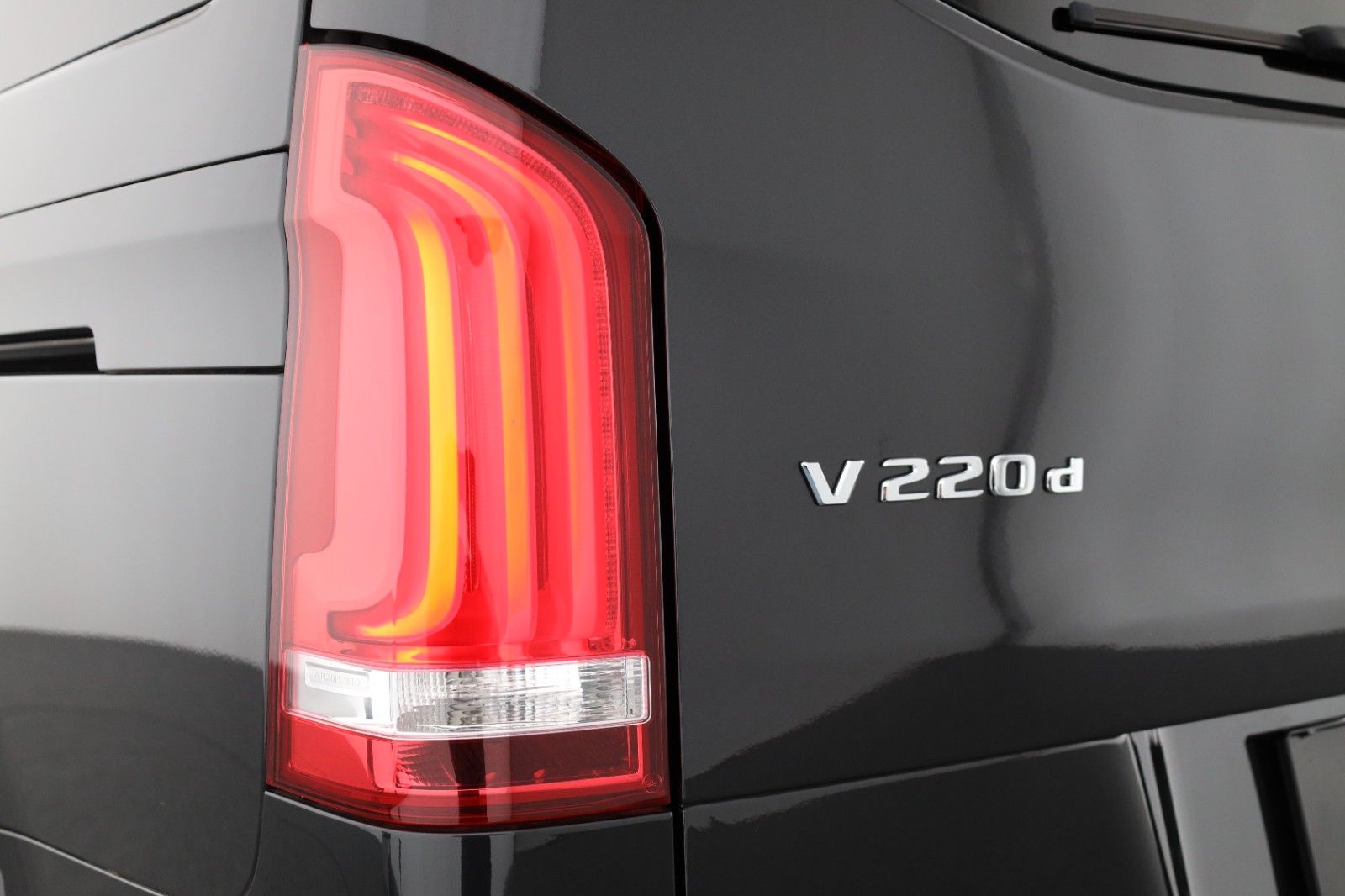 Mercedes-Benz V 220d lang - Samsaru's Car Outlet