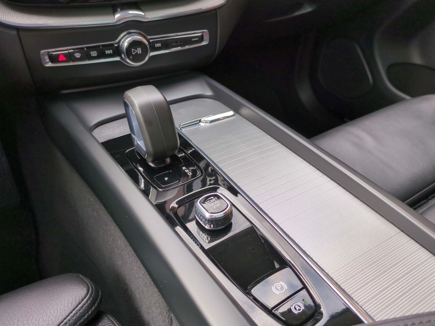 Volvo XC60 Ultimate Dark AWD B4 Diesel EU6d HUD StandH