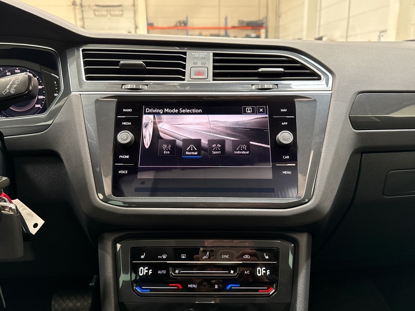 Volkswagen Tiguan 2.0 TSI 4M DSG ELEGANCE MATRIX PANO AHK K