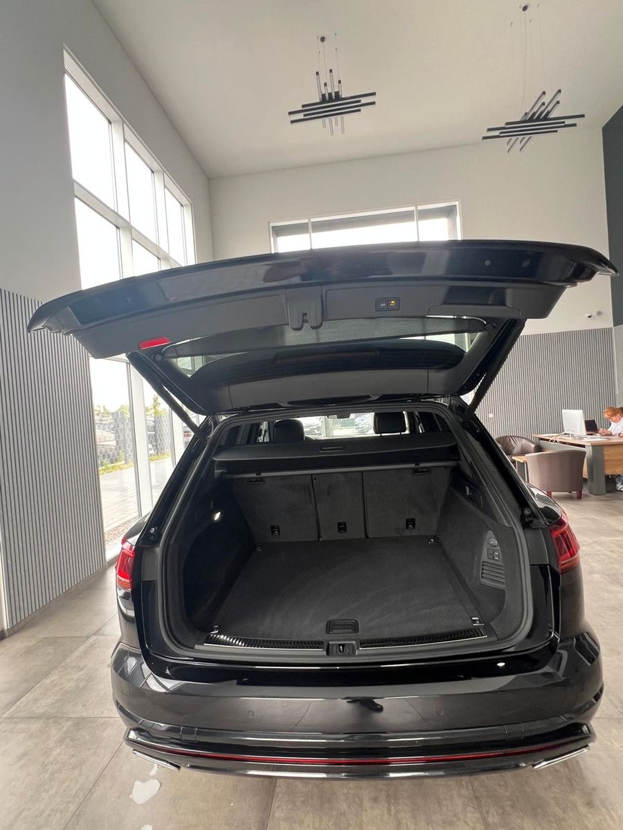 Volkswagen Touareg 3.0 TDI R-Line 4M - Samsaru's Car Outlet