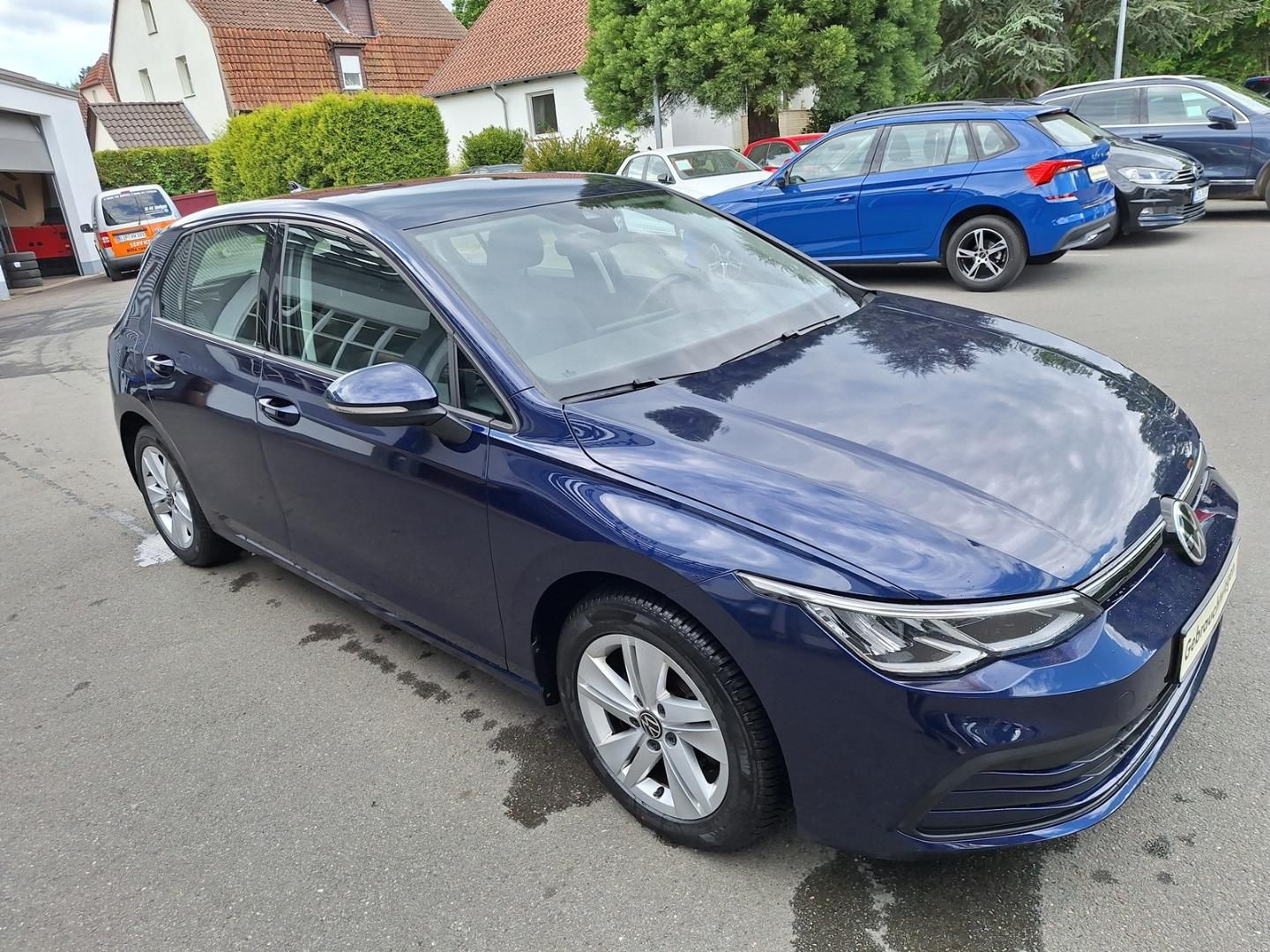 Volkswagen Golf Life 2.0 TDI DSG - Samsaru's Car Outlet