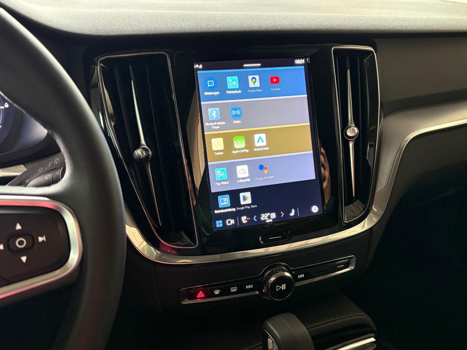 Volvo V60 T6 Kombi Core Recharge Plug-In Hybrid AWD