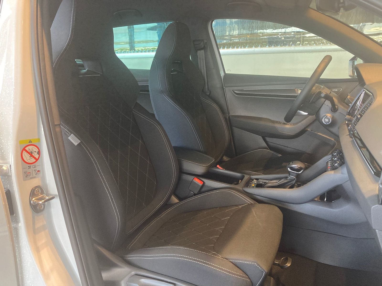 Skoda Karoq Sportline 1,5 TSI DSG*AHK*CANTON*360°*19´´