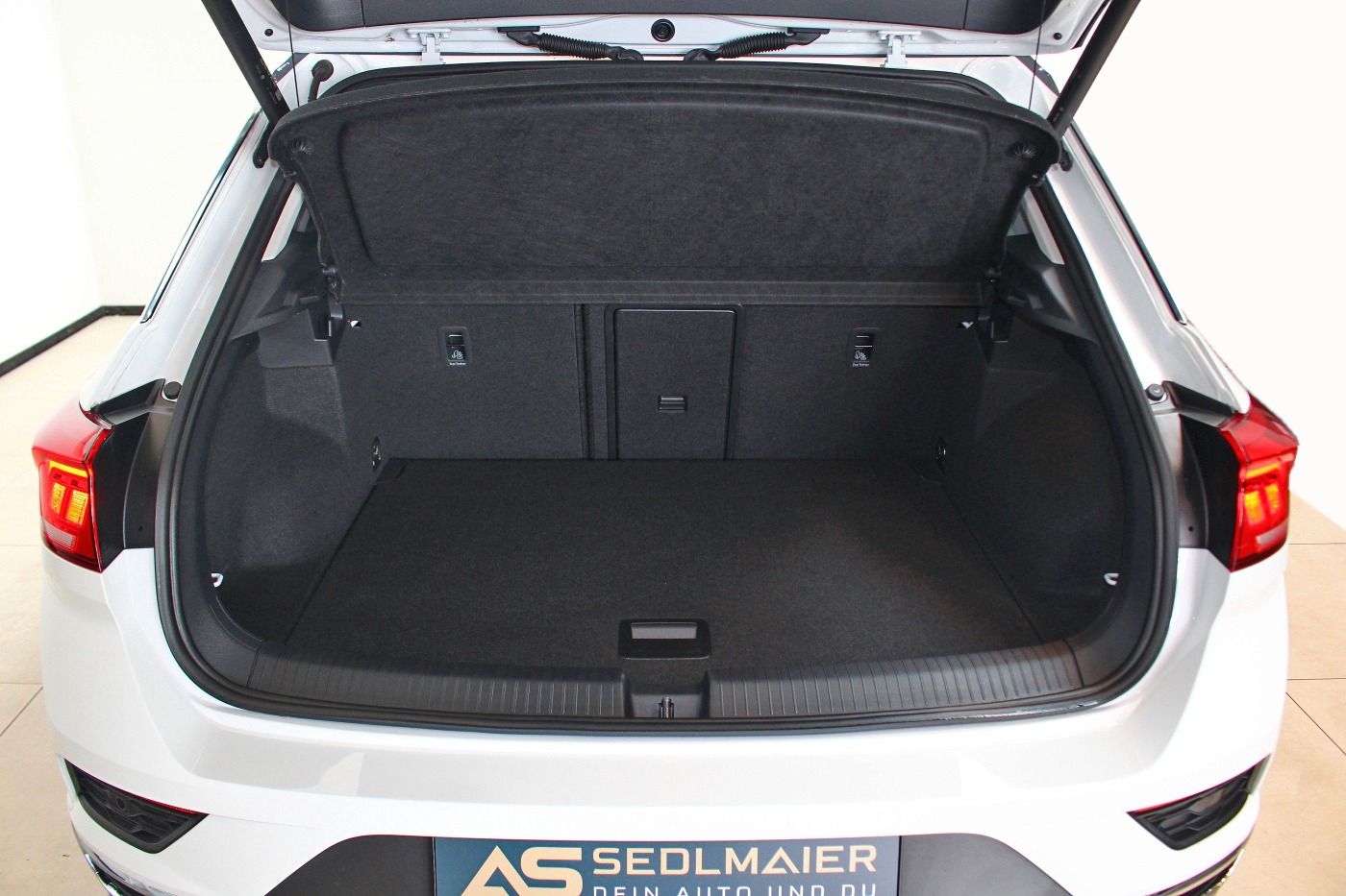 Volkswagen T-Roc 1.5 TSI Active - Samsaru's Car Outlet
