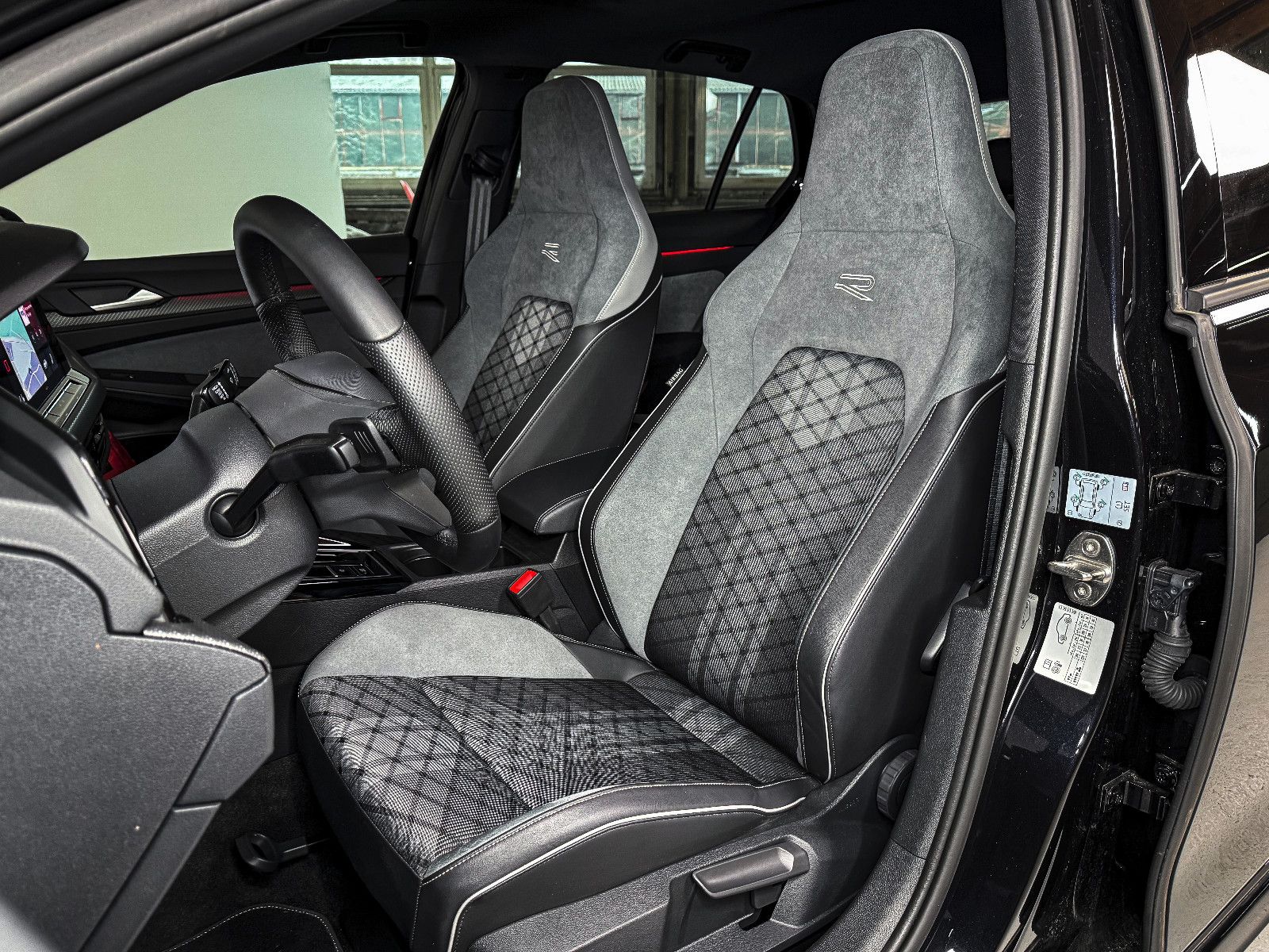 Volkswagen Golf R-Line Black - Samsaru's Car Outlet