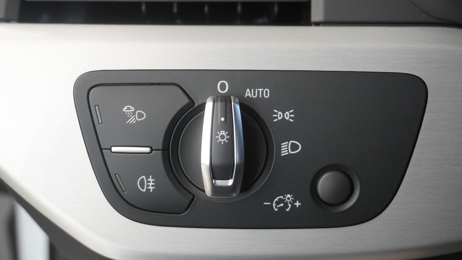 Audi A4 Avant 40 TFSI quatt S line - Samsaru's Car Outlet