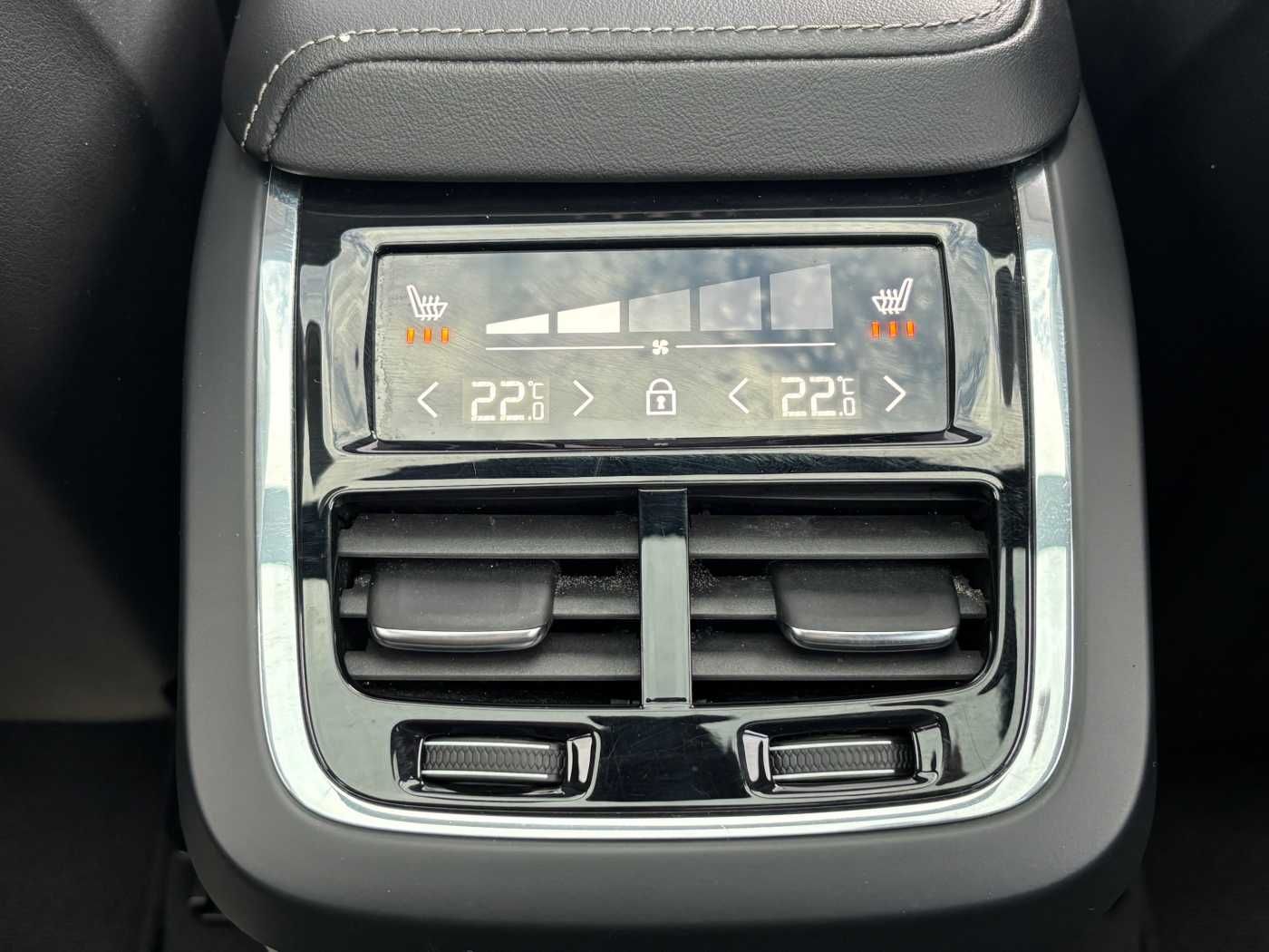 Volvo XC60 B5 B AWD Ultimate Dark, Massage, Pano uvm.
