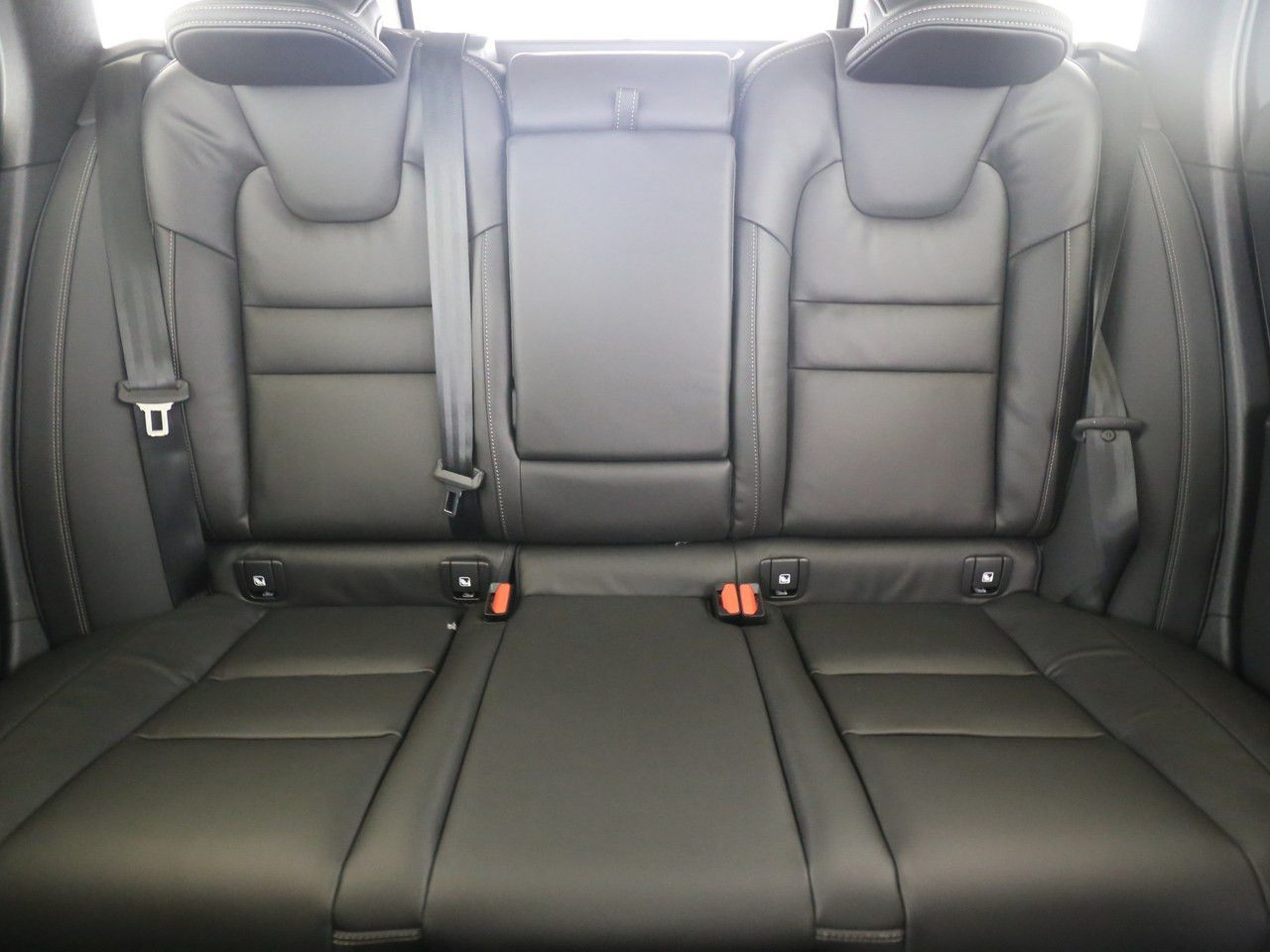 Volvo V60 T8 Ultra Dark PHEV AWD !!!B&W+PANO+MASSAGE!!