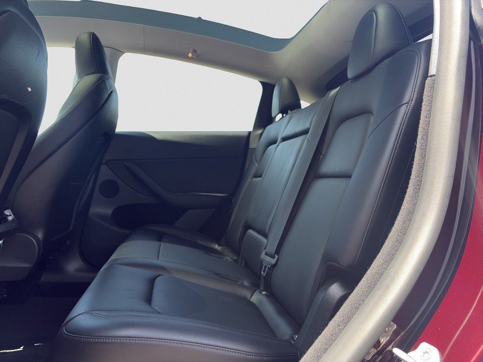 Tesla Model Y LONG RANGE+AHK+AWD+SPURWECHSEL+PANO