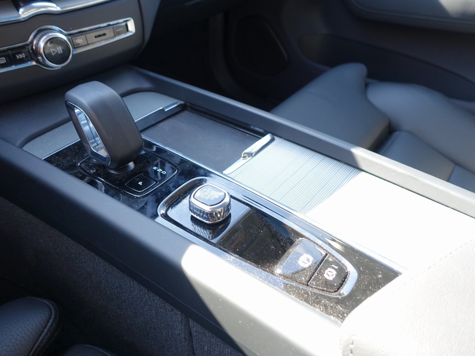 Volvo XC60 T6 AWD Plug-in Hybrid - Samsaru's Car Outlet