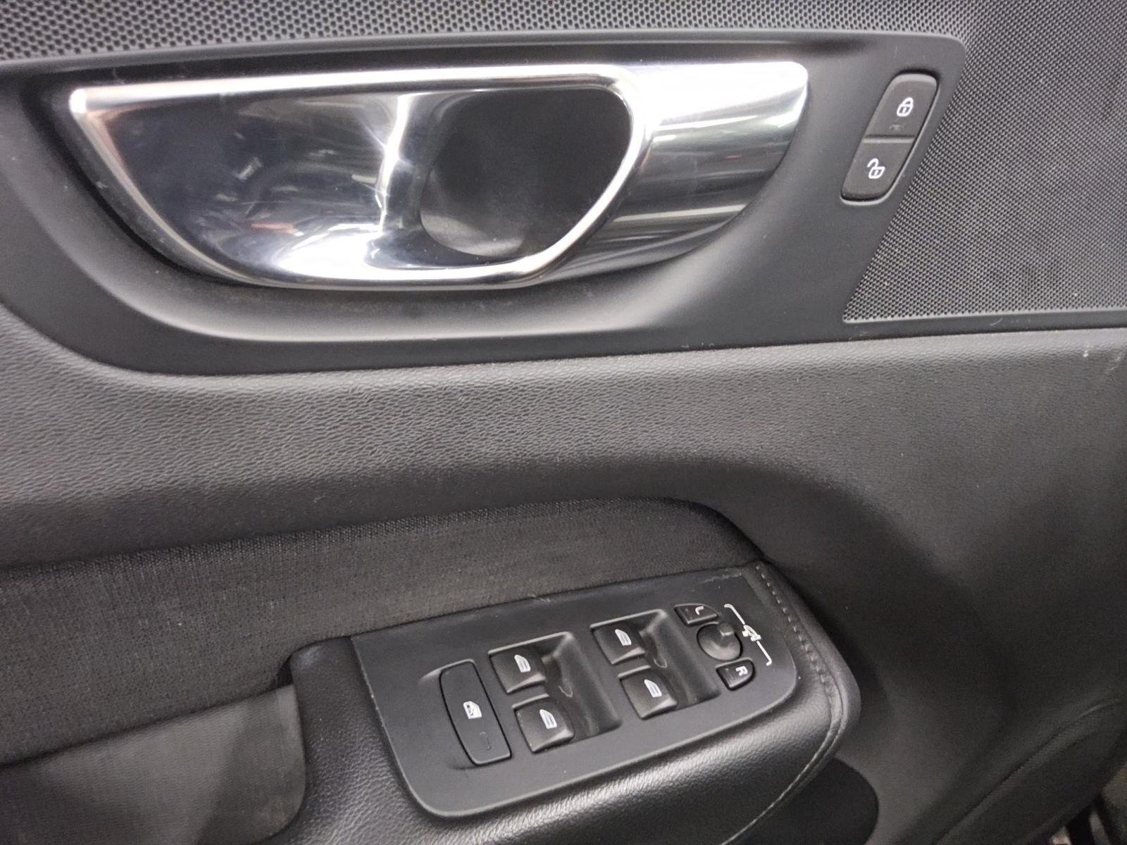 Volvo XC60 B4 D AWD Momentum Pro Navi LED T-Leder AHK