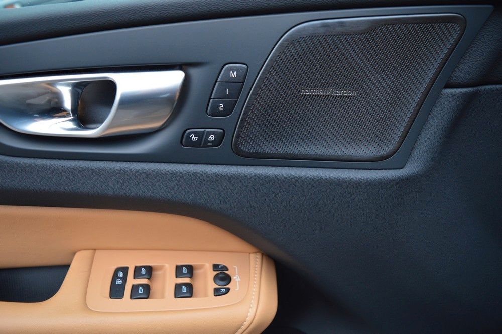 Volvo XC60 B4 D AWD Plus Dark Auto *Nappa Amber+AHK+WR