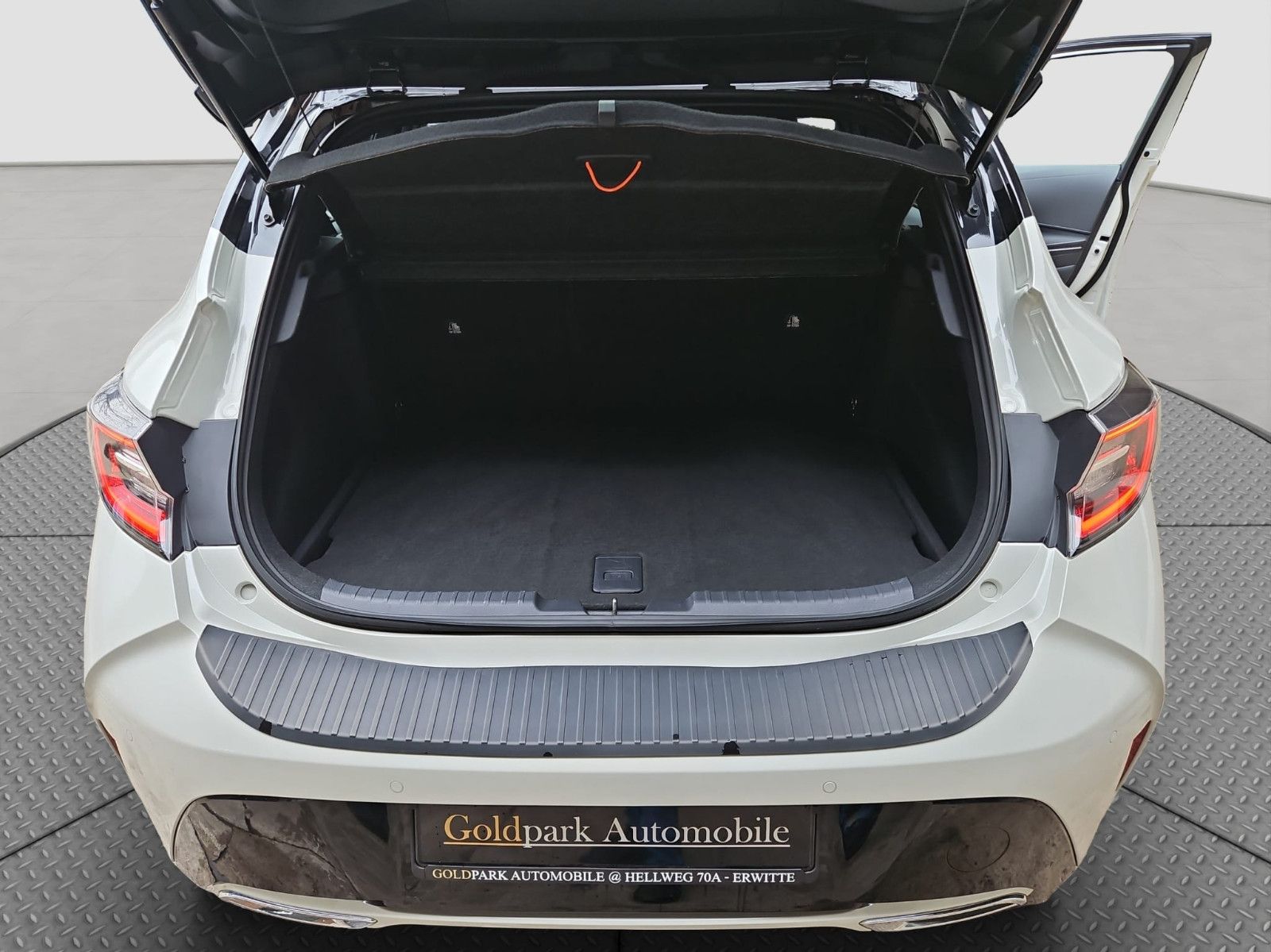 Toyota Corolla 2.0 Limousine Hybrid - Samsaru's Car Outlet
