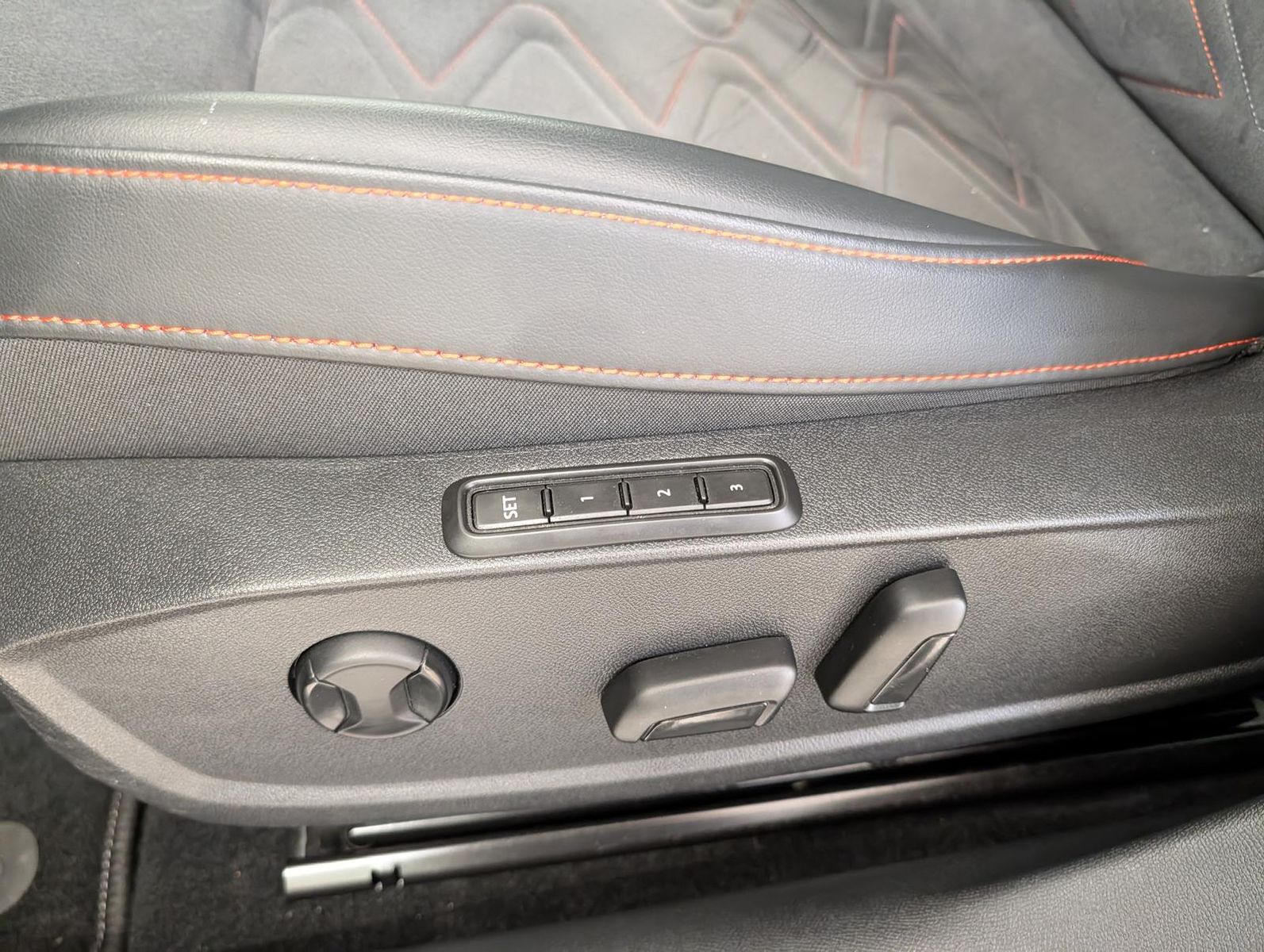 Seat Leon 1.5 eTSI DSG FR AHK|Navi|LED|Winter|18"|ACC