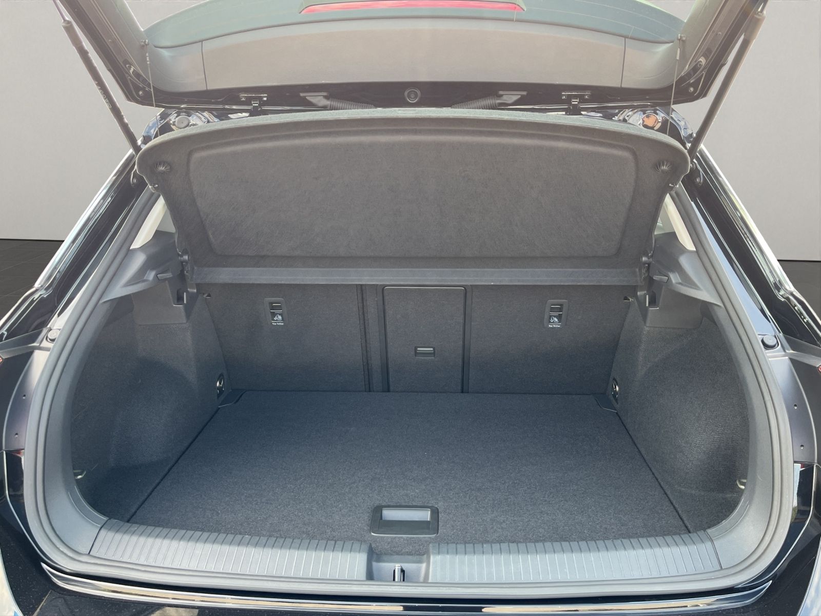 Volkswagen T-Roc 2.0 TDI Style - Samsaru's Car Outlet