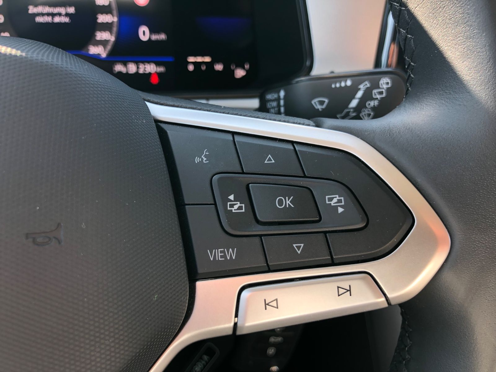 Volkswagen T-Roc Life - Samsaru's Car Outlet