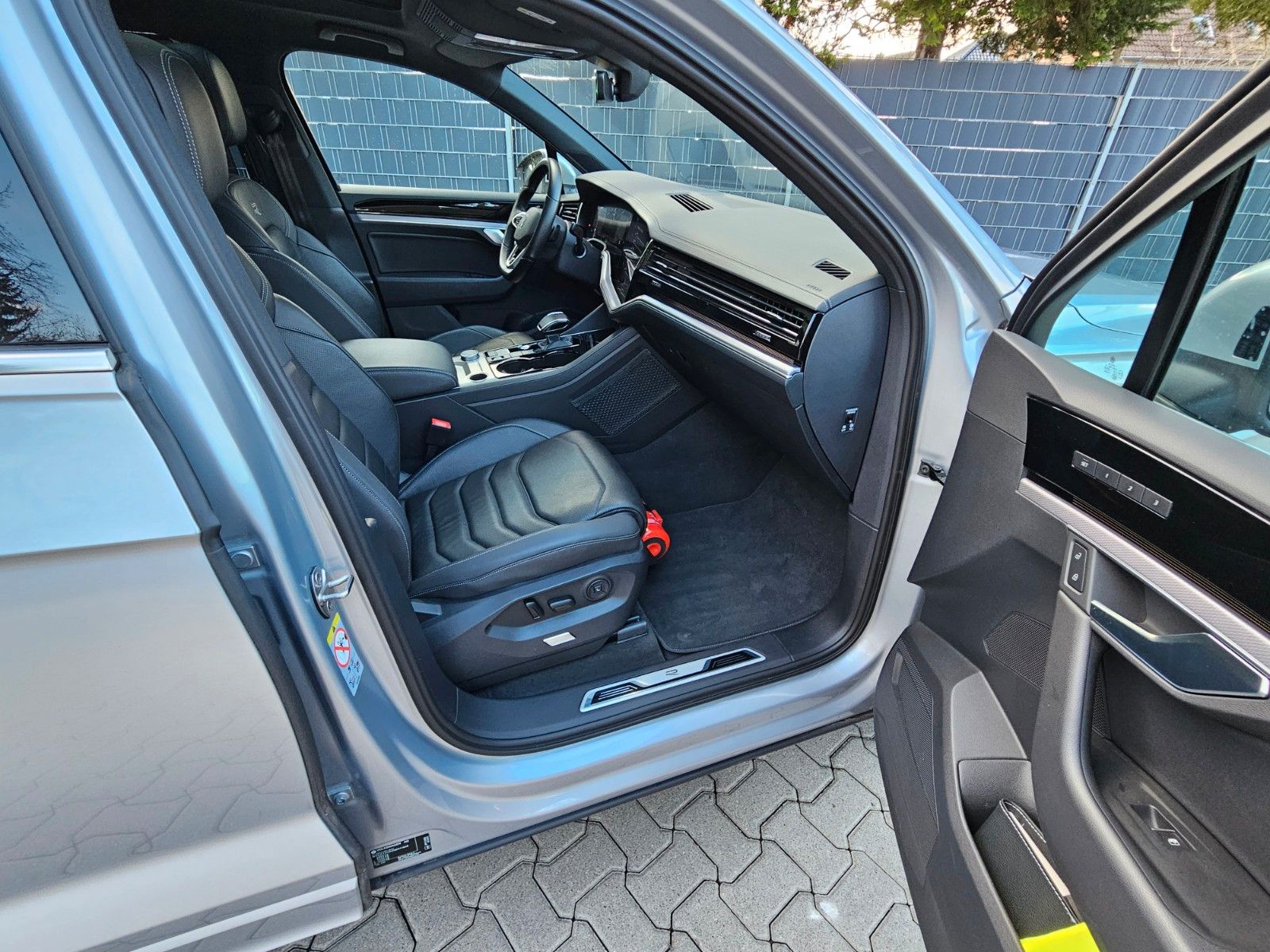 Volkswagen Touareg R-Line 4Motion - Samsaru's Car Outlet