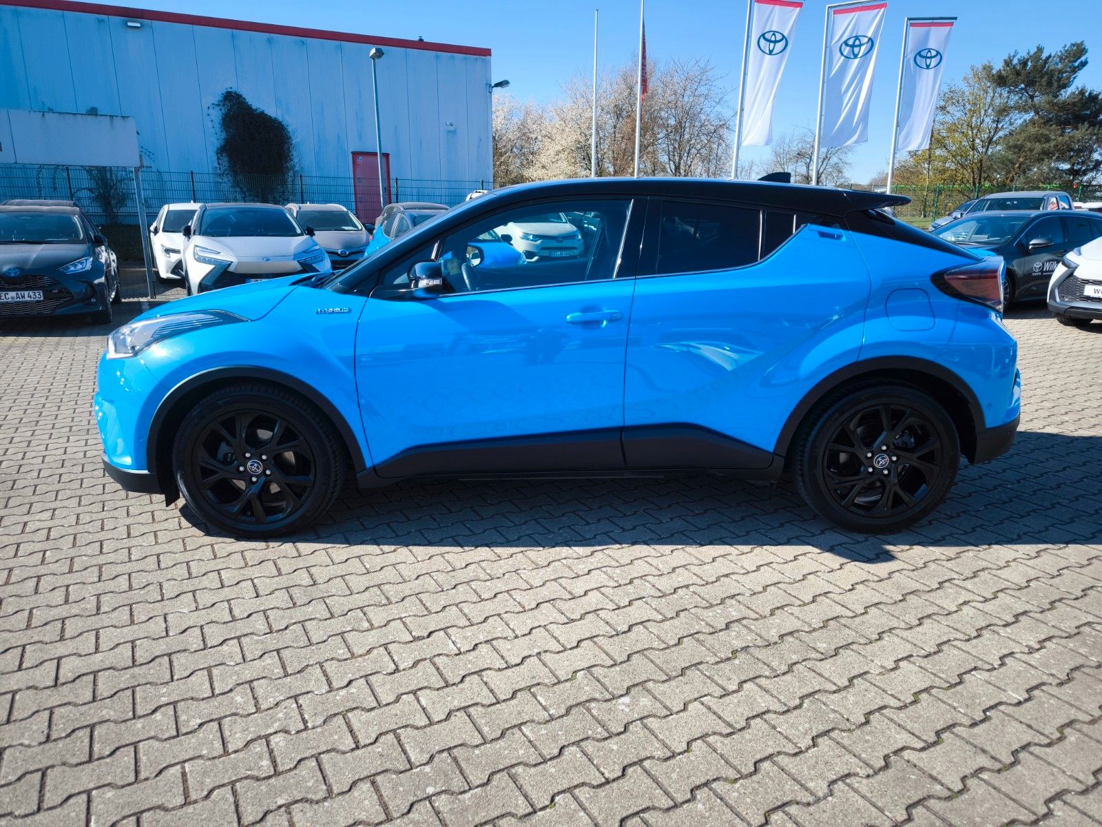 Toyota C-HR Hybrid Style Selection - Samsaru's Car Outlet
