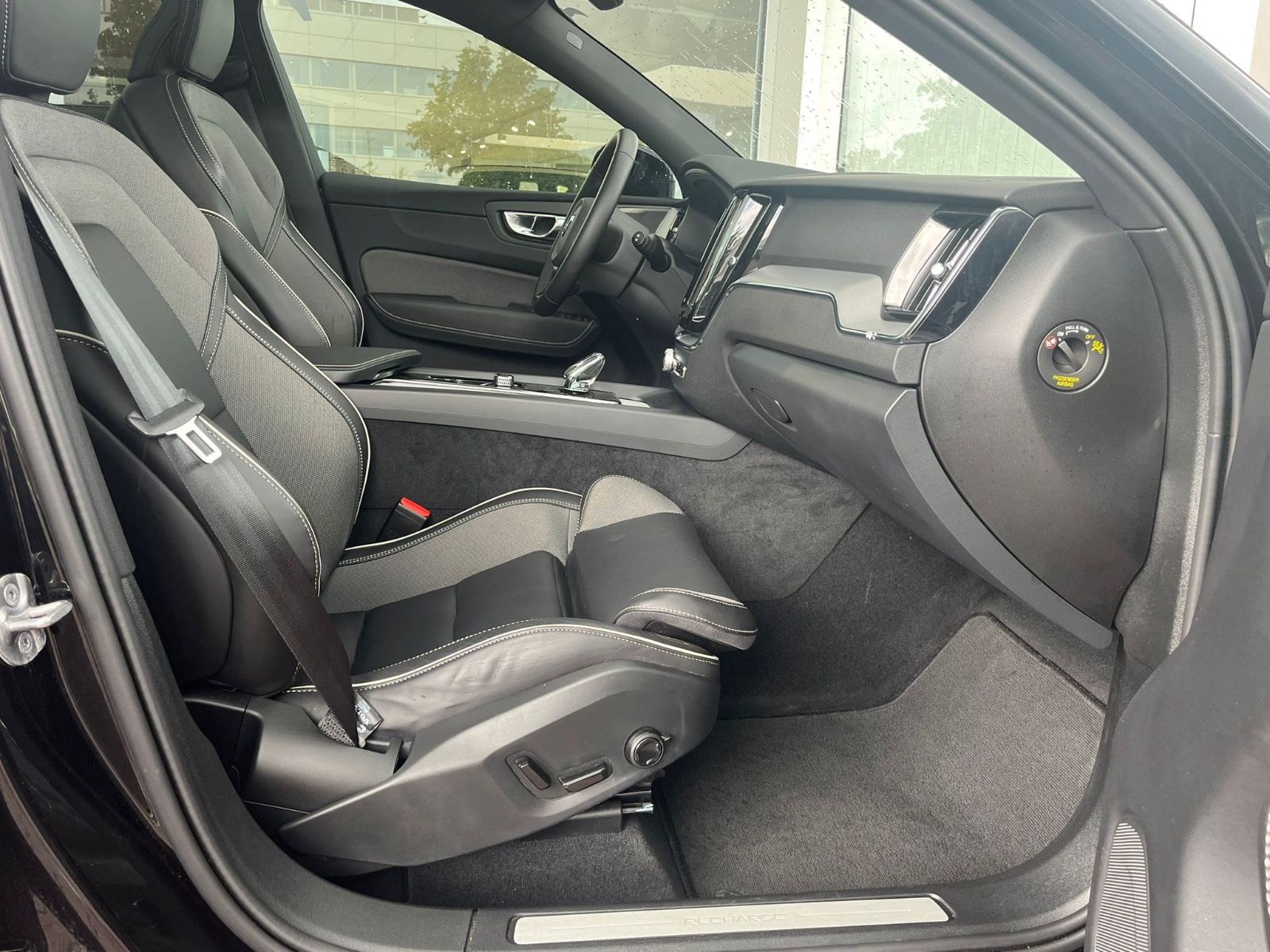 Volvo XC60 T6 AWD Recharge Plus Dark - Samsaru's Car Outlet